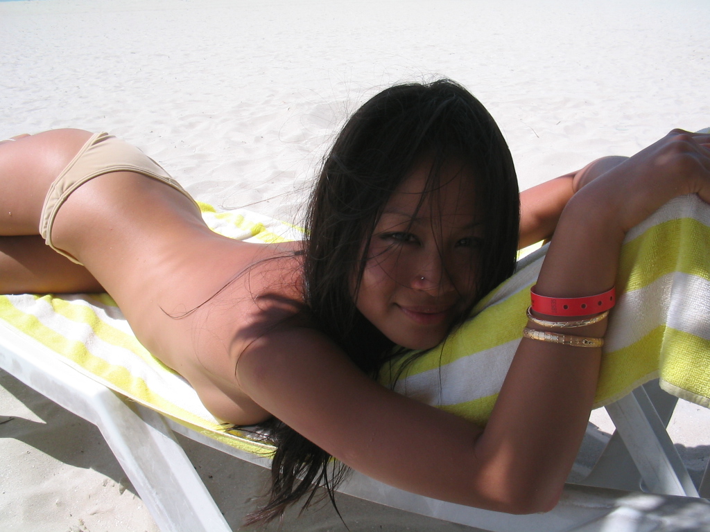 Asian Girl Public Nude Beach - Filipina Nude on Beach